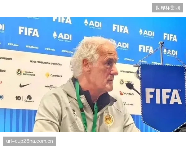 扬加的门前抢点意识将是关键,库拉索队任意球的第二落点保护至关重要。 扬加的门前抢点意识将是关键,库拉索队任意球的第二落点保护至关重要。